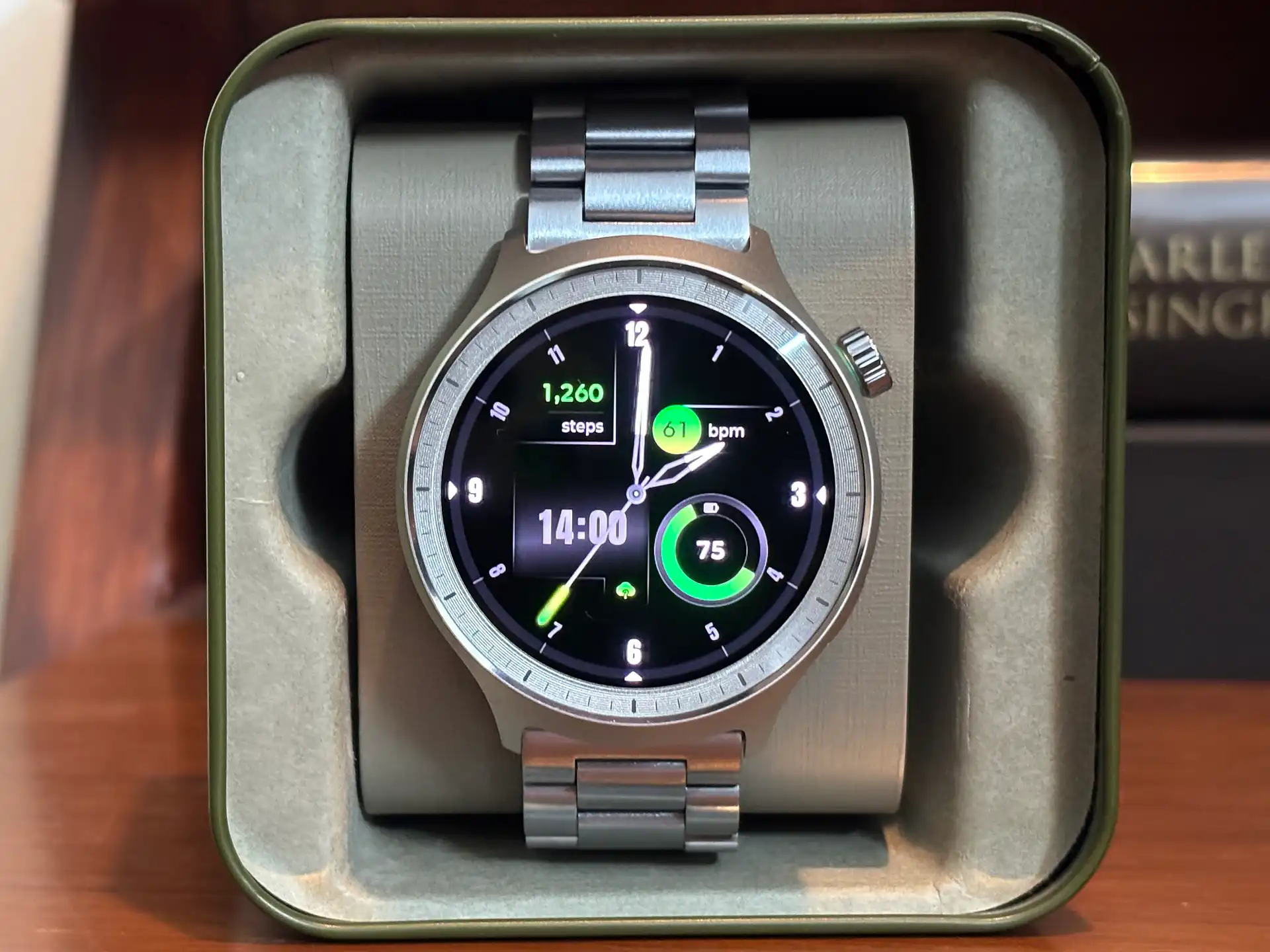 Moto Watch Review: A ₹5,999 Smartwatch Designed Like a Traditional Chain Watch