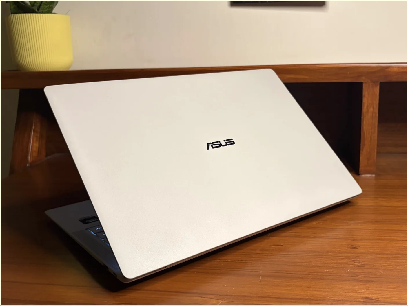 Asus ExpertBook Ultra, Asus laptop review, Asus ExpertBook Ultra review, Intel Panther Lake laptop, premium business laptop, Windows laptop, Asus ExpertBook, MacBook Pro alternative, Samsung Galaxy Book6 Pro competitor, laptop review India